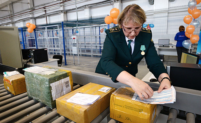 Customs clearance of parcels in Russia: what your buyer will need from you and where shipments stall