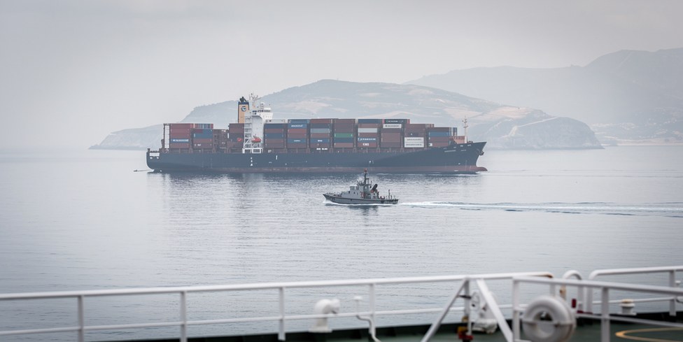 Sea shipments through the Strait of Hormuz: what the temporary corridor changes for your contract, route and paperwork